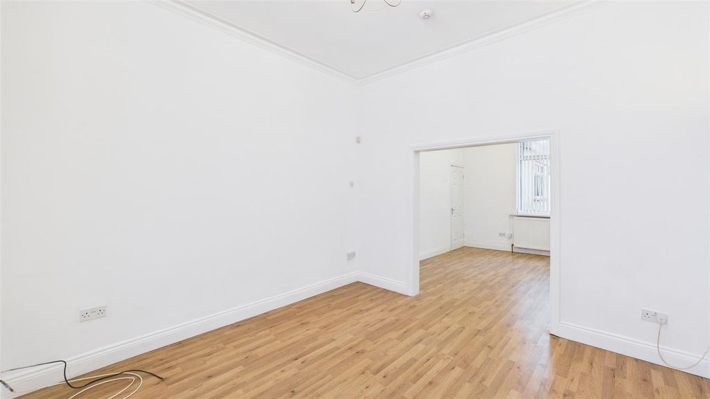 Property photo 3 of 13 Lounge