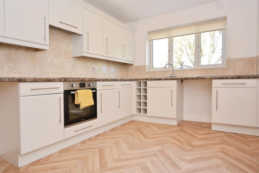 Property photo 2 of 19 Kitchen