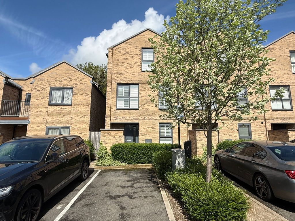 Property photo 1 of 10 4 Bed For Sale In Harrow