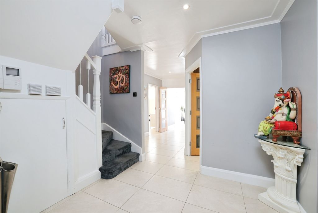 Property photo 2 of 25