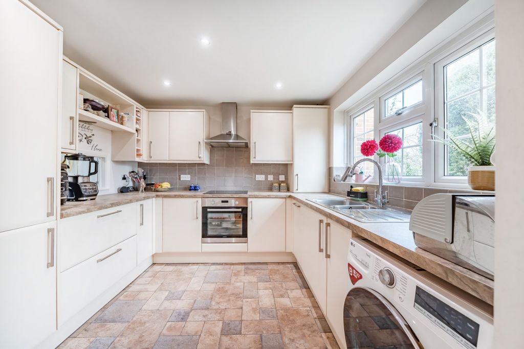 Property photo 2 of 18 Kitchen
