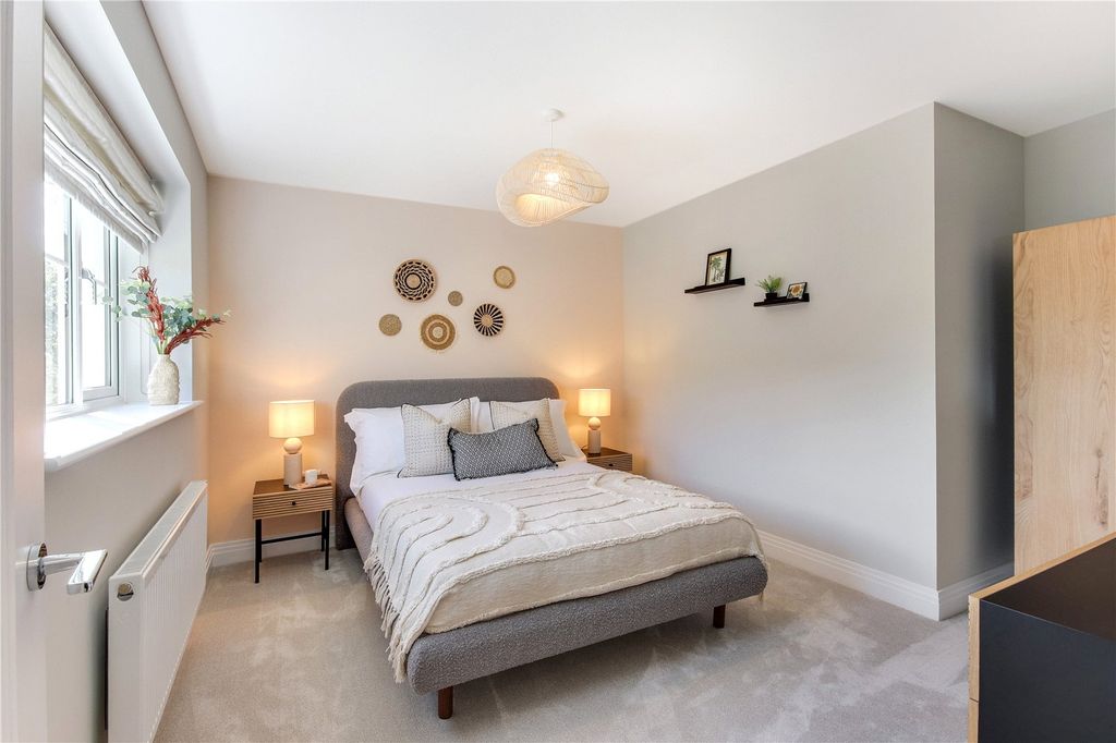 Property photo 3 of 10 Bedroom