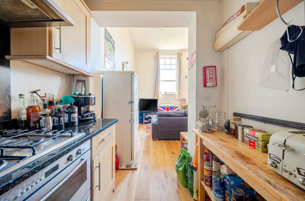 Property photo 3 of 17 1430593-17-69ba99...