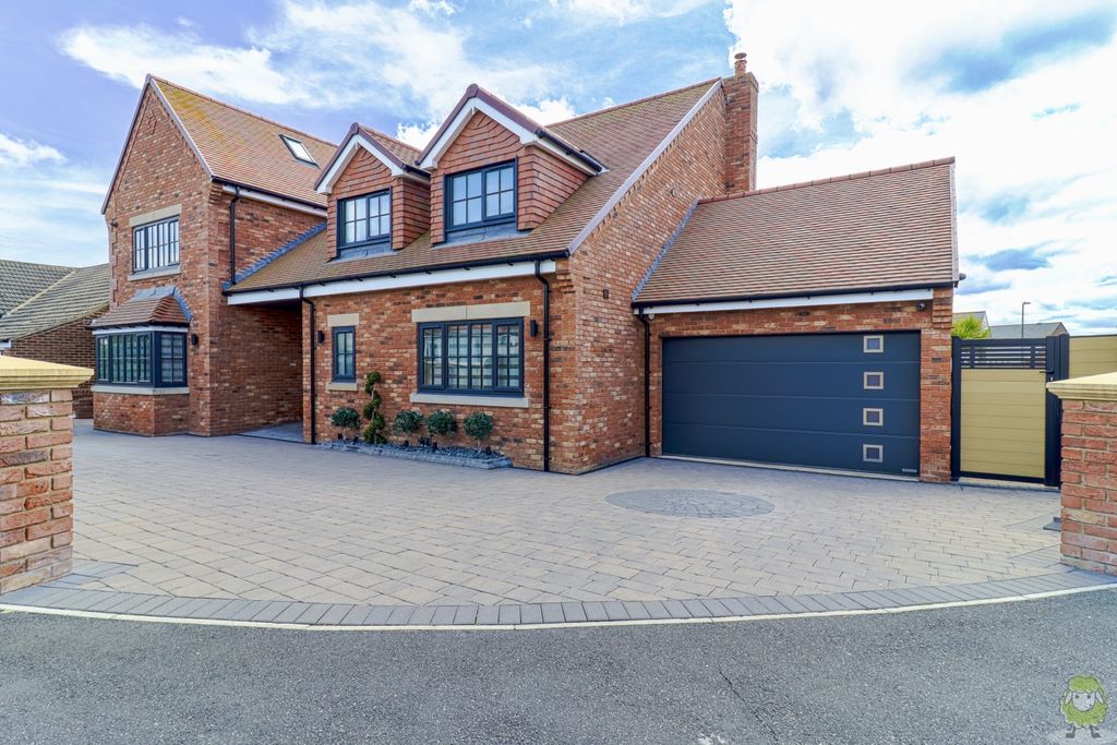 Property photo 1 of 28