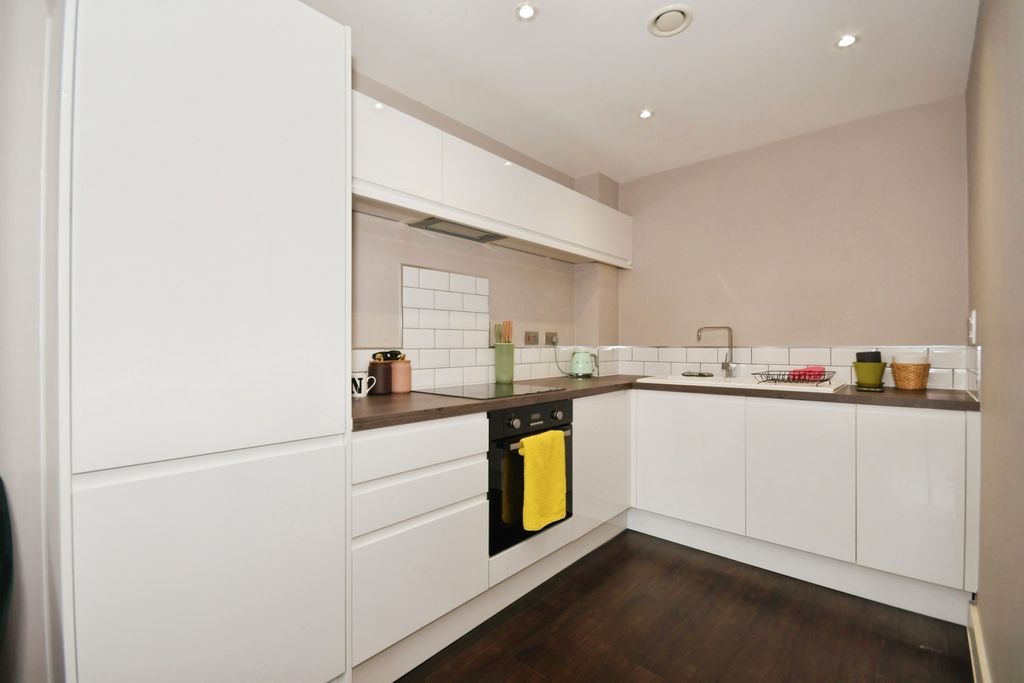 Property photo 3 of 11 Kitchen