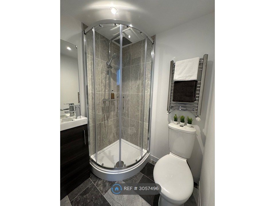 Property photo 2 of 6 En Suite Of Similar Size And Layout