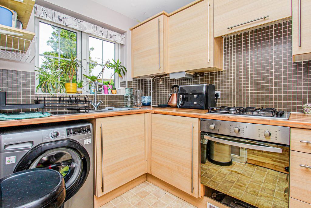 Property photo 2 of 10 Kitchen