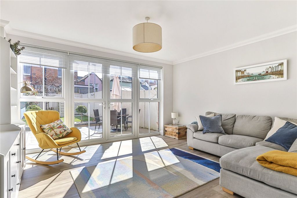 Property photo 3 of 19 Lounge