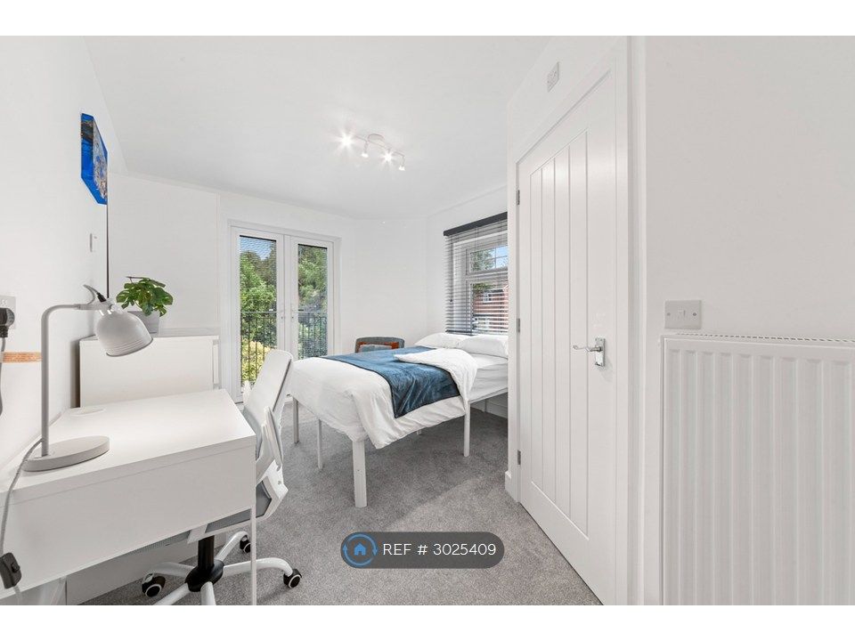 Property photo 1 of 10 Ensuite Bedroom