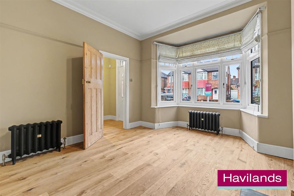 Property photo 2 of 12 Amberley Road En1 2Qz-5.Jpg