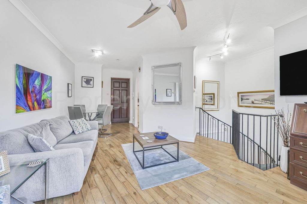 Property photo 3 of 8 Photo 7