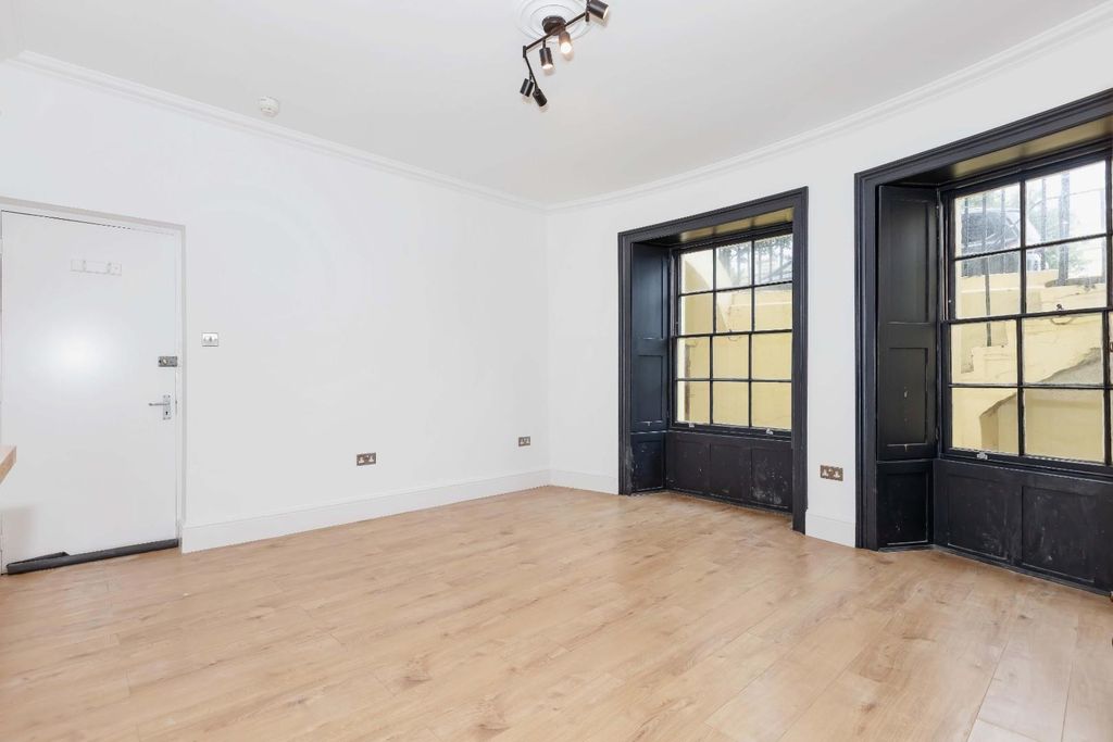 Property photo 3 of 18 Brunswick Sq_1.Jpg