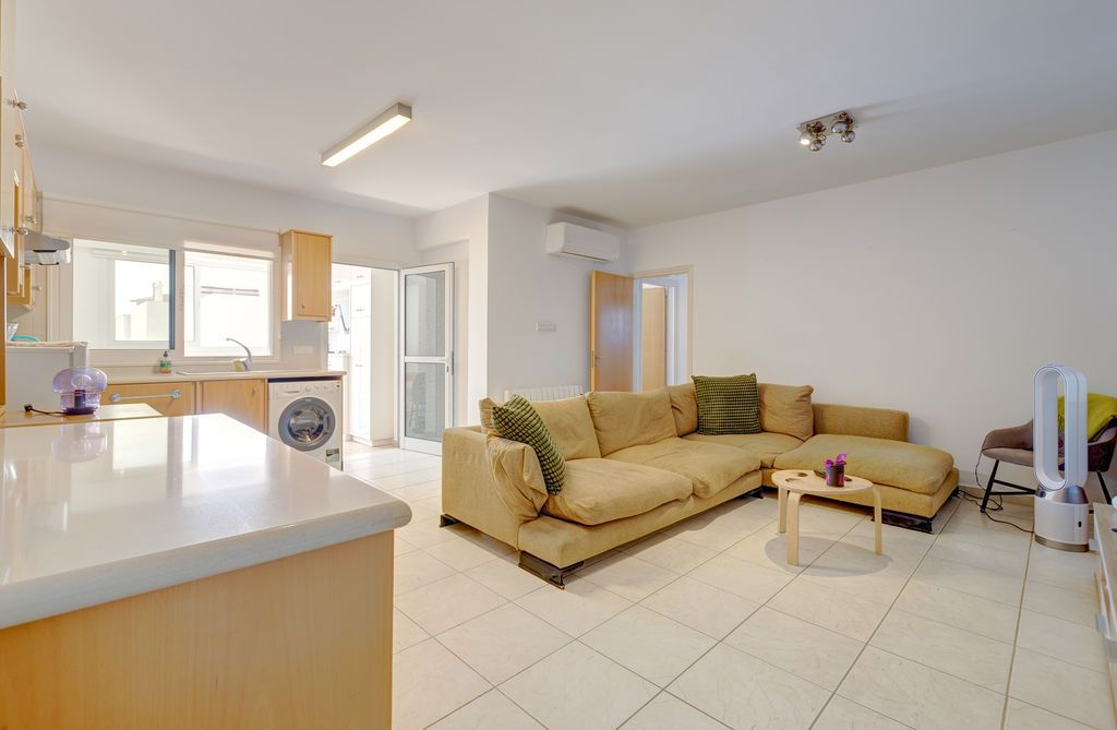 Property photo 2 of 15 Lounge Kitchen
