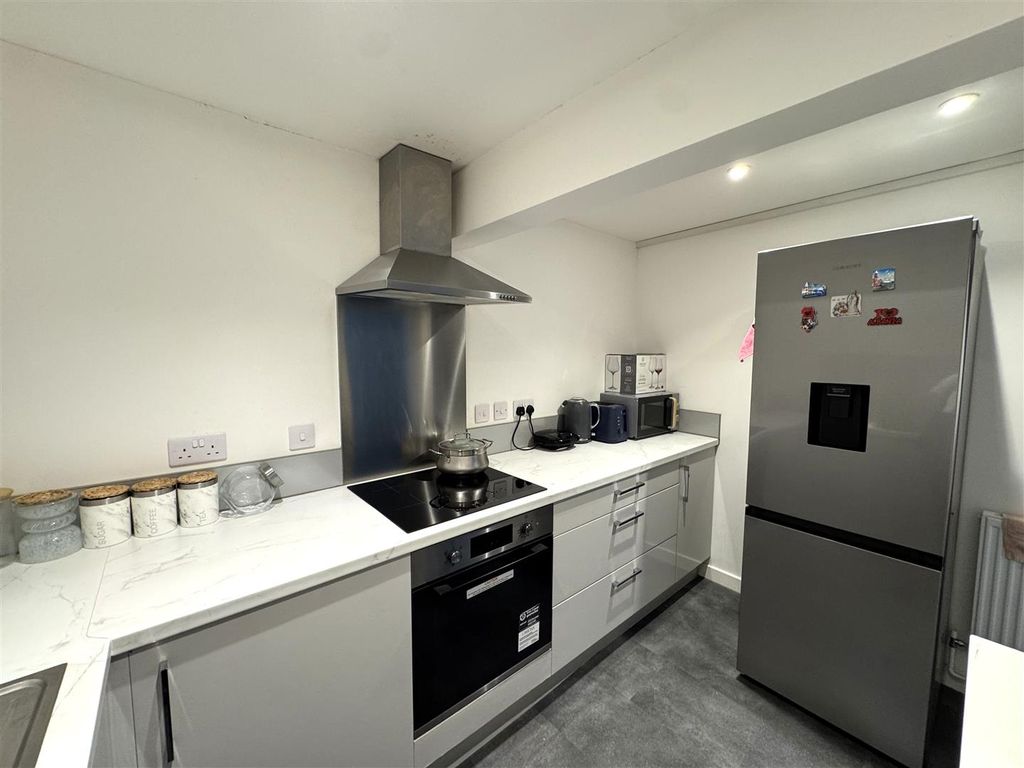 Property photo 2 of 15 Modern Fitted Kitchen