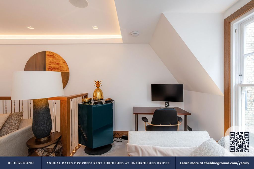 Property photo 3 of 17 Living Room