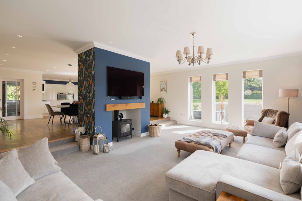 Property photo 2 of 17 Sitting Room