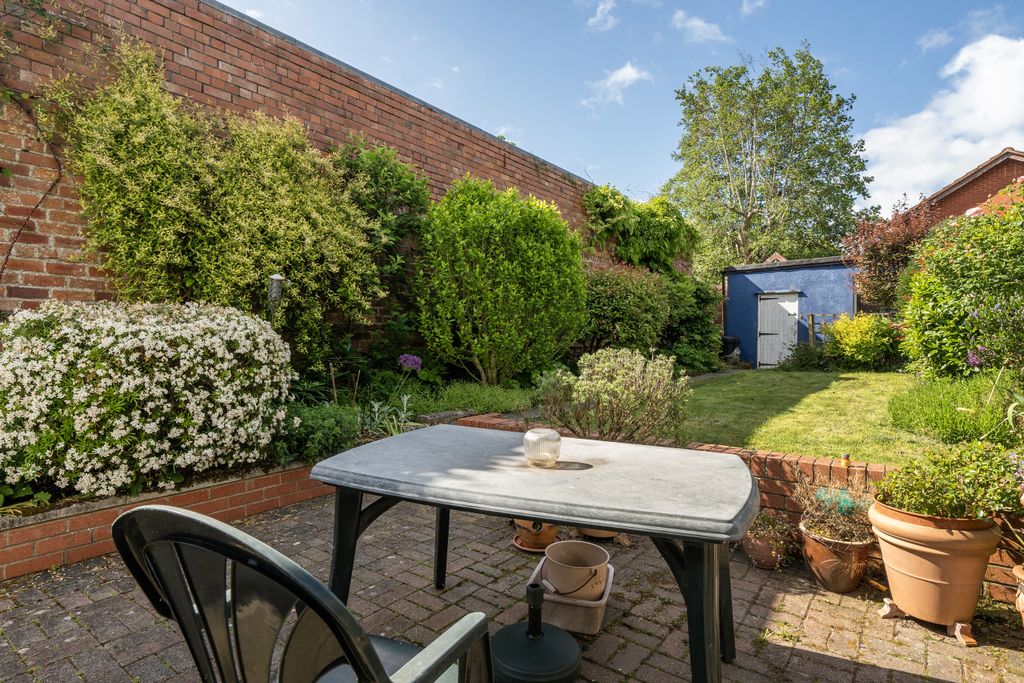 Property photo 2 of 18 Garden