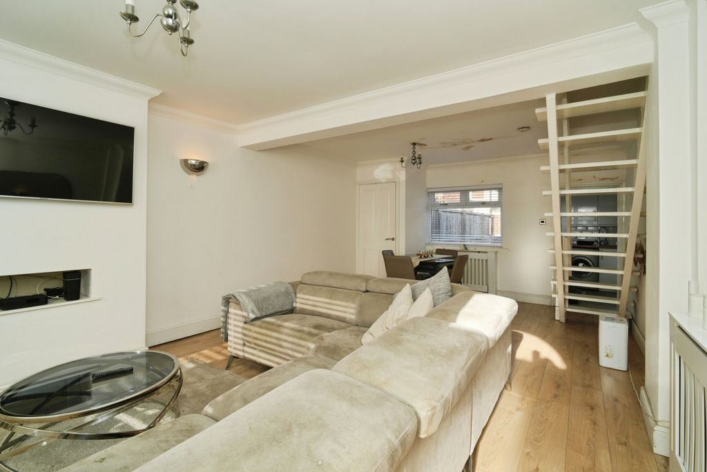 Property photo 2 of 12 1