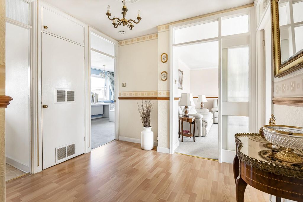 Property photo 2 of 11 Entrance Hall