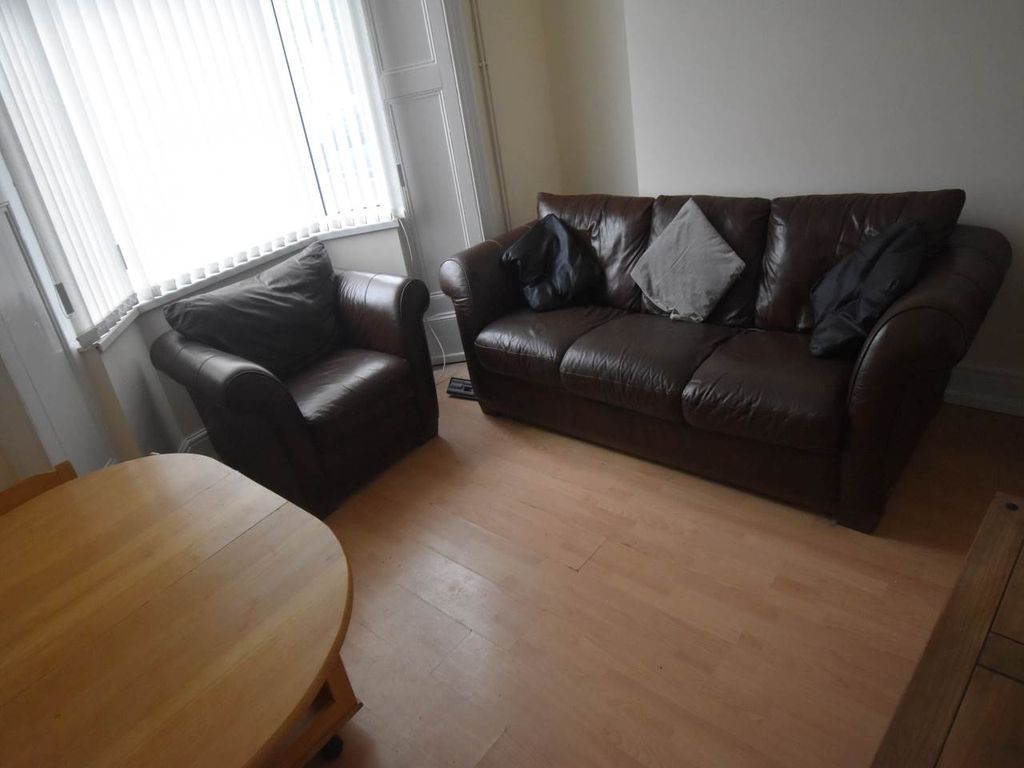 Property photo 2 of 8 Lounge