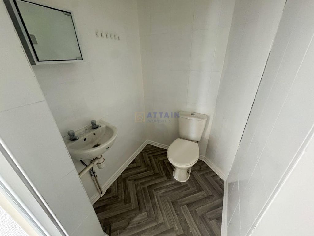 Property photo 2 of 5 Bathroom.Jpg