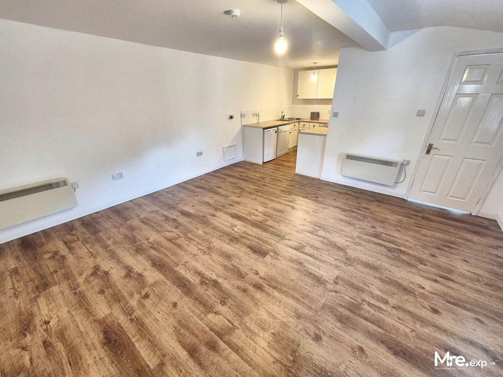 Property photo 2 of 6 F234E202-19A9-4A92-9D33-1Dada95F68D8