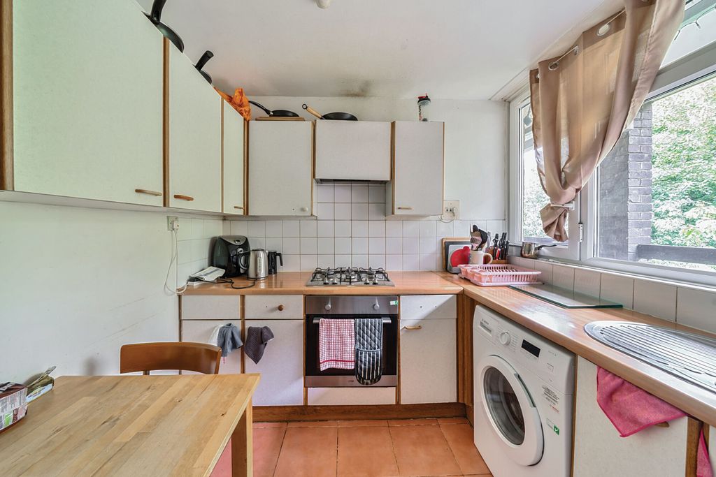 Property photo 3 of 11 Kitchen