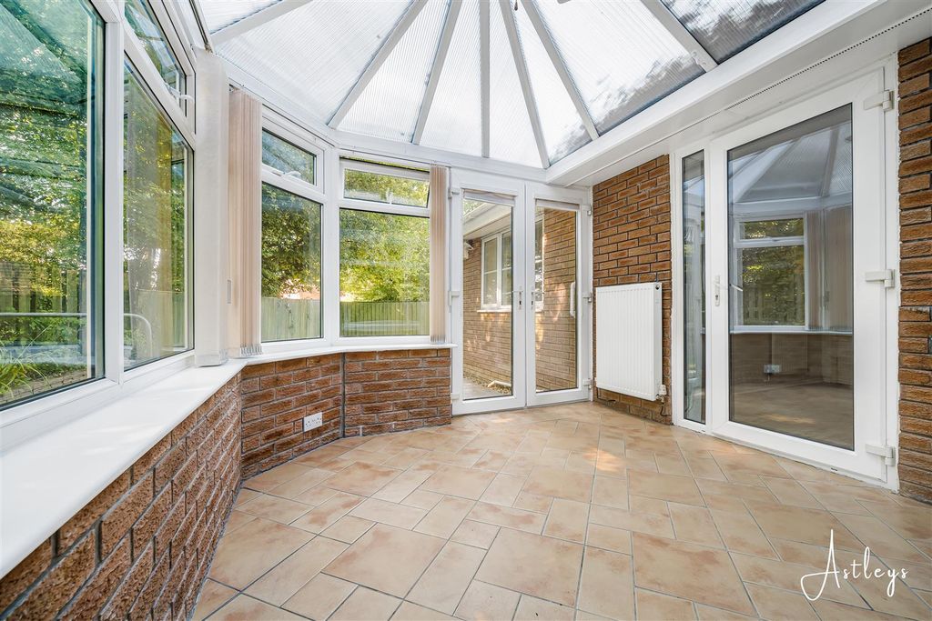 Property photo 3 of 19 Conservatory