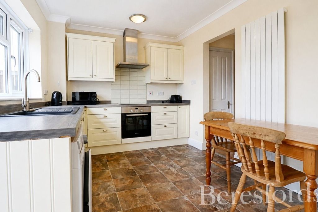 Property photo 2 of 11 Kitchen