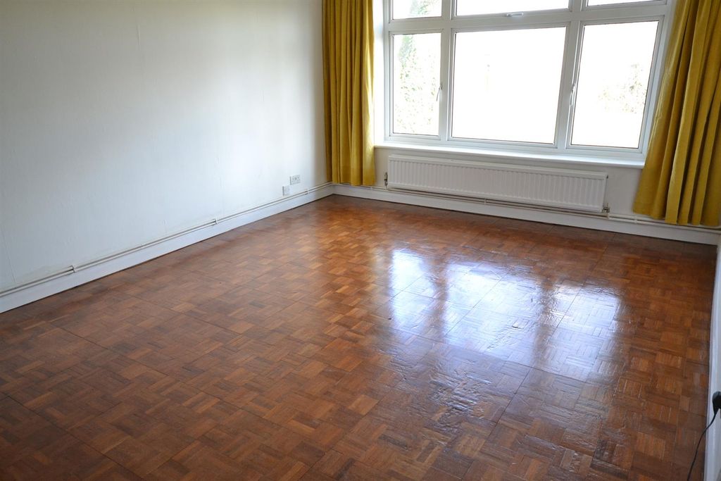 Property photo 2 of 7 9 Ascot Ct Lounge.Jpg
