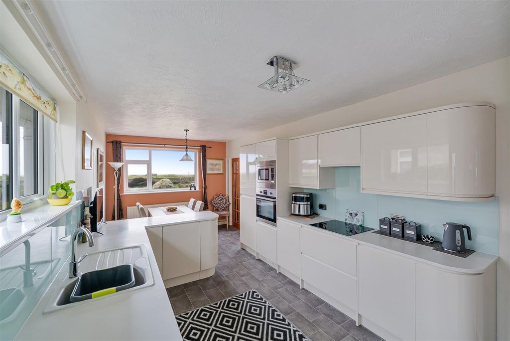 Property photo 3 of 22 Kitchen/Diner