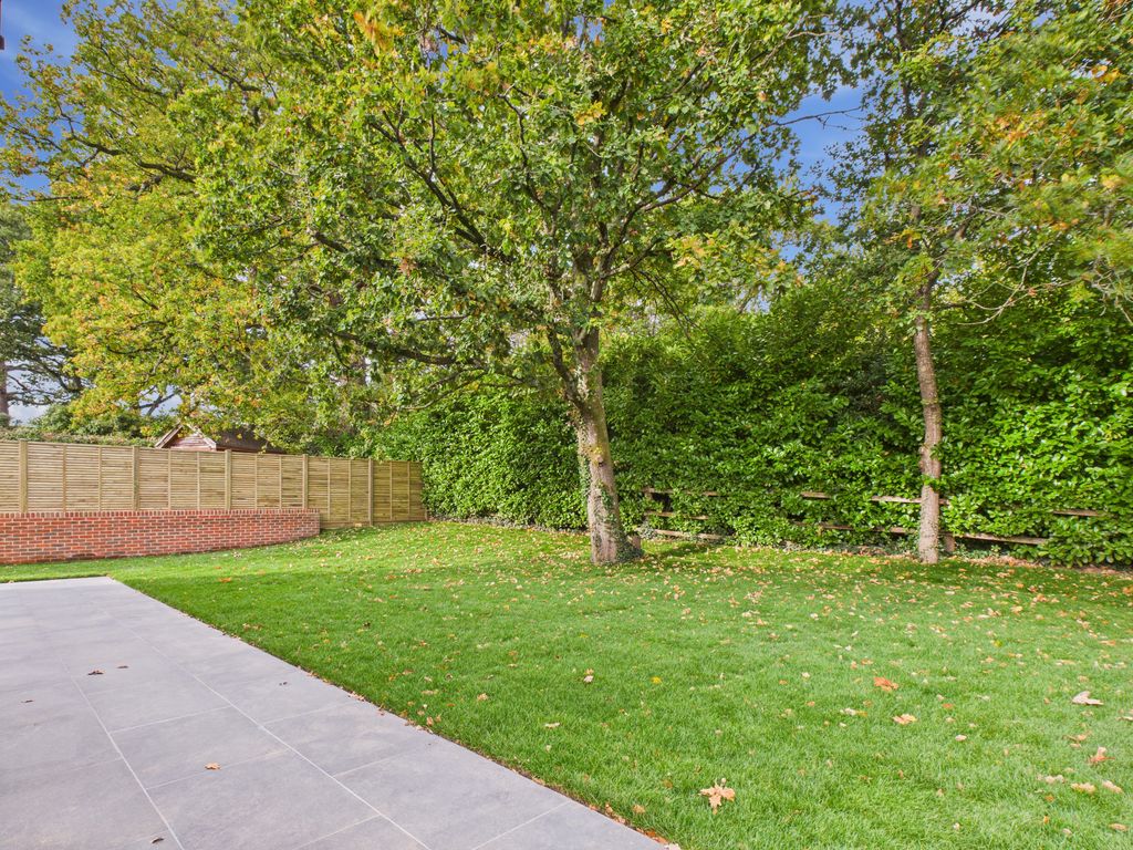 Property photo 3 of 34 Cam05068G0-Pr0057-Still008