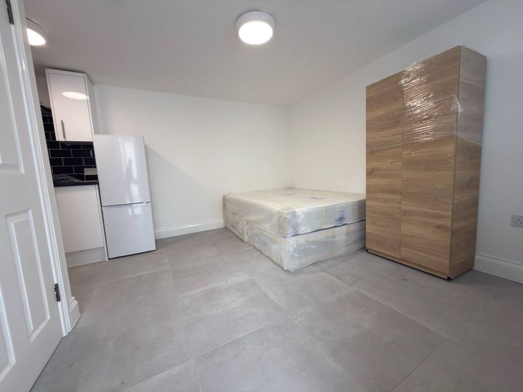 Property photo 1 of 5 Small Size Studio Flat With Seperate Kitchen- £1200 Inclusive Bills