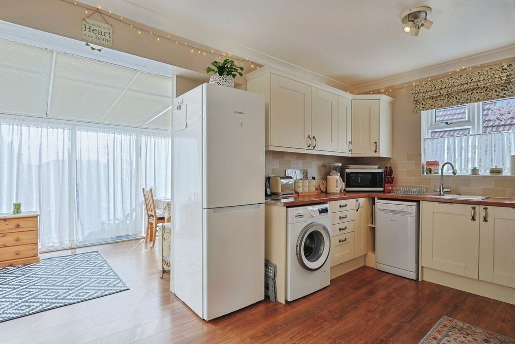 Property photo 3 of 17 Kitchen