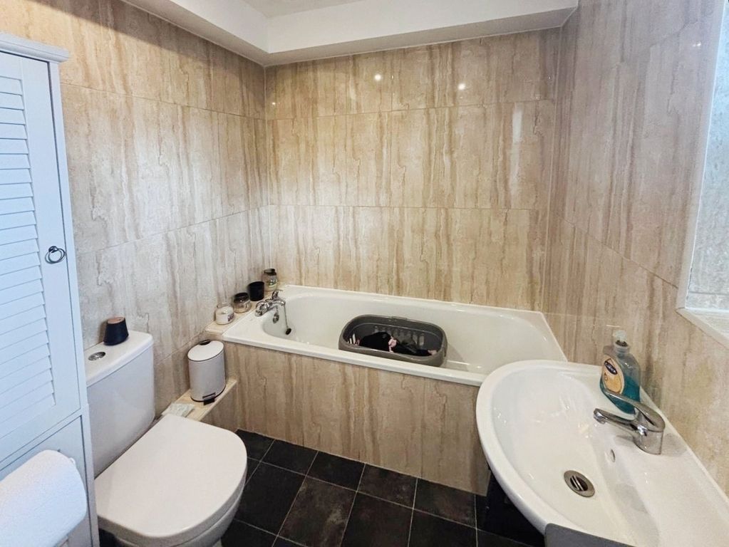 Property photo 3 of 9 Bathroom