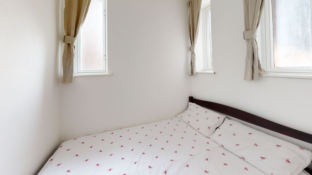 Property photo 3 of 6 Bedroom