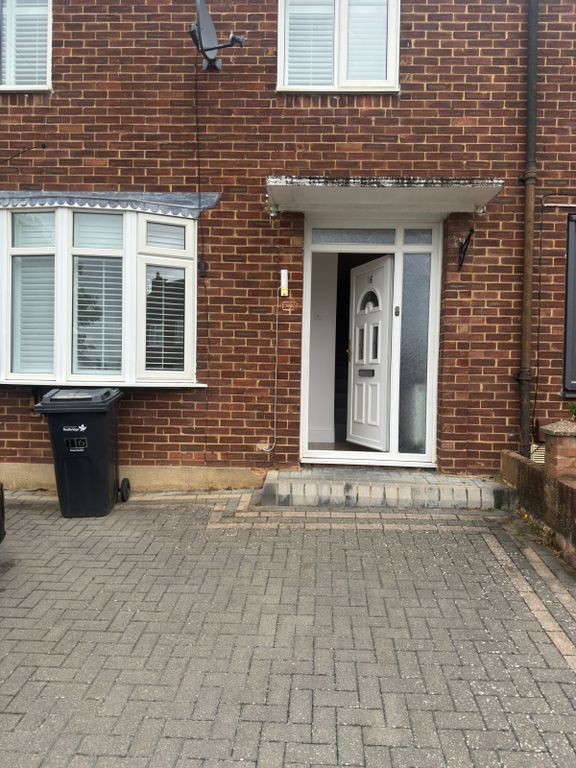 Property photo 1 of 17 Three Bedroom Family House Chigwel-£2150