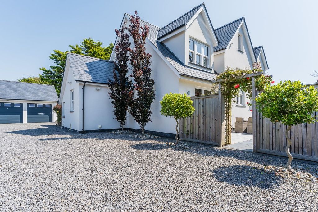 Property photo 2 of 64