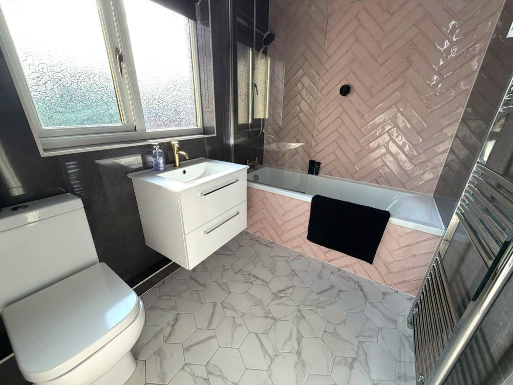 Property photo 3 of 19 Bathroom
