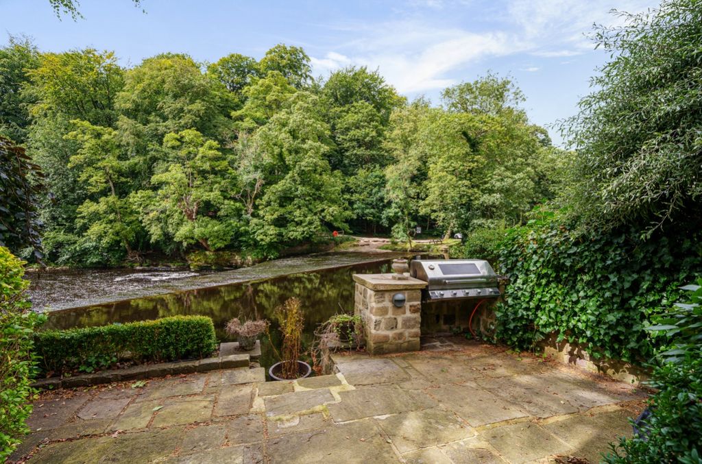 Property photo 2 of 20 Riverside Courtyard
