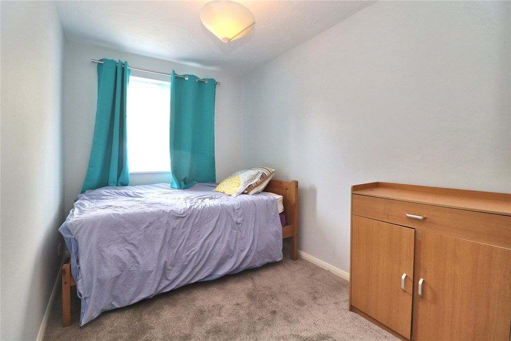 2 bed flat for saleWoking, Surrey GU21 photo 5