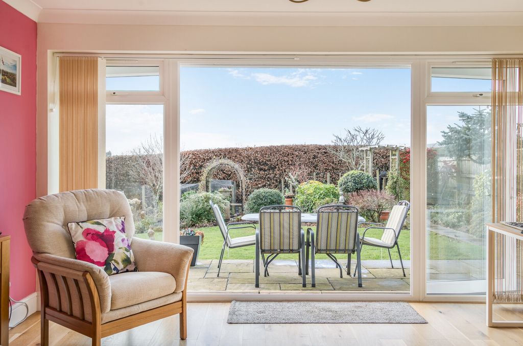 Property photo 2 of 19 Sun Room > Garden