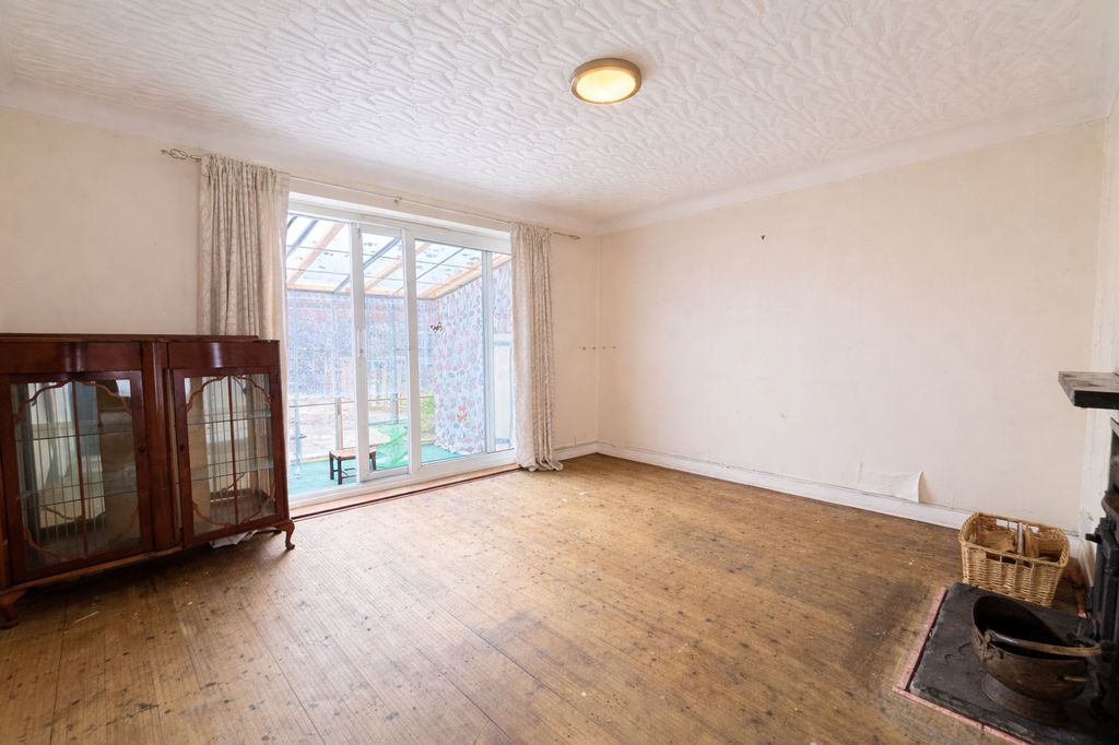 Property photo 3 of 9 Lounge