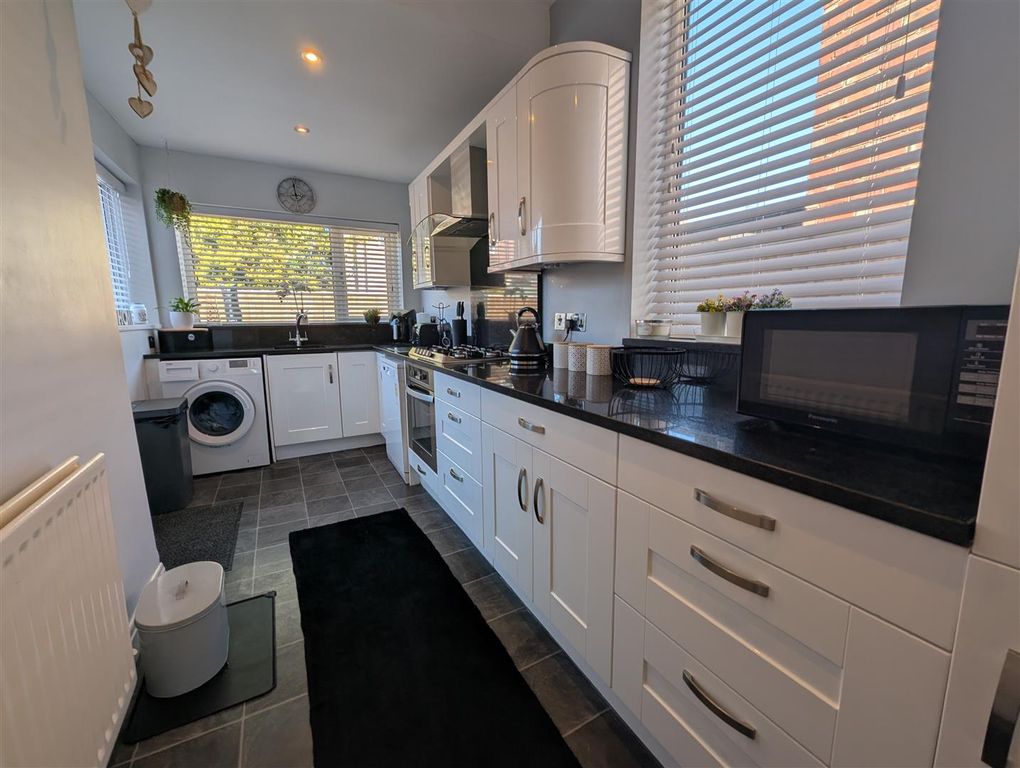 Property photo 3 of 11 Kitchen