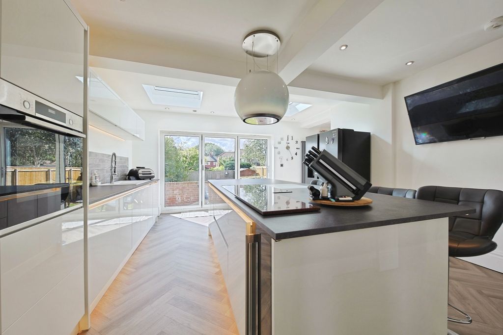 Property photo 2 of 17 4516235