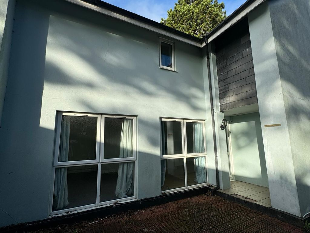 Property photo 1 of 6 Bedroom