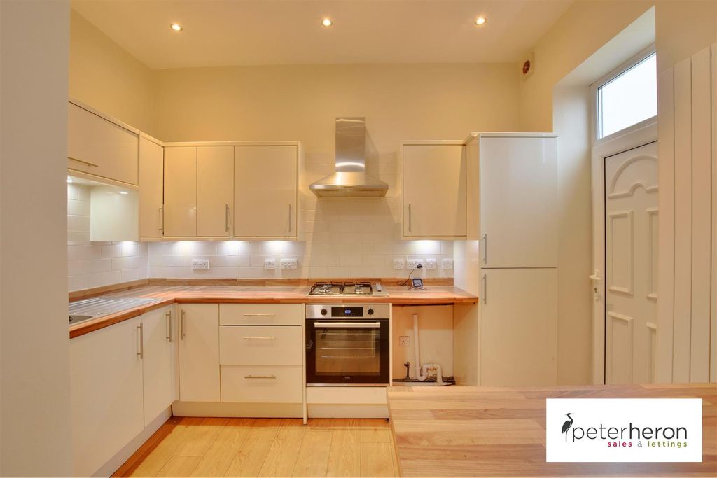 Property photo 3 of 11 Kitchen