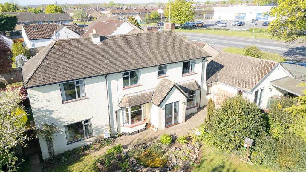 Property photo 2 of 25 98 Bristol Road-41.Jpg