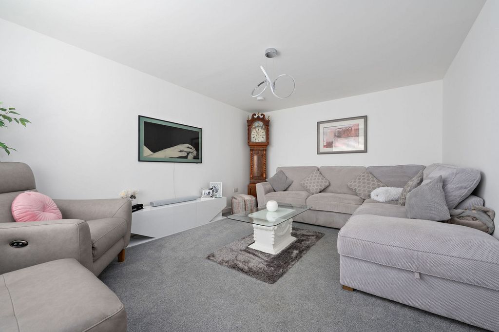 Property photo 2 of 33