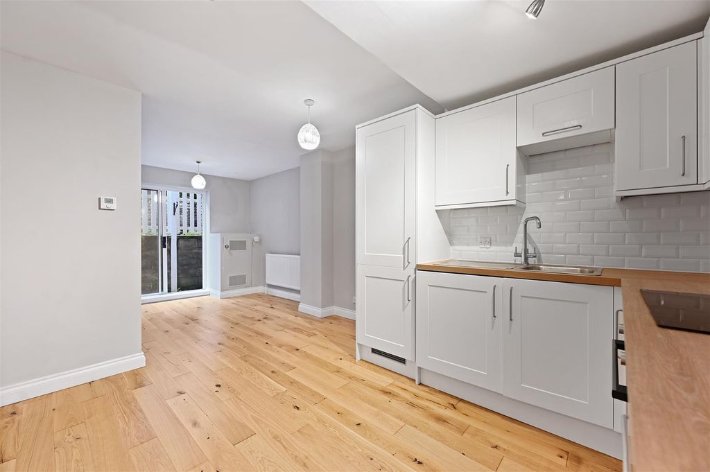 Property photo 1 of 11 Overstone Road